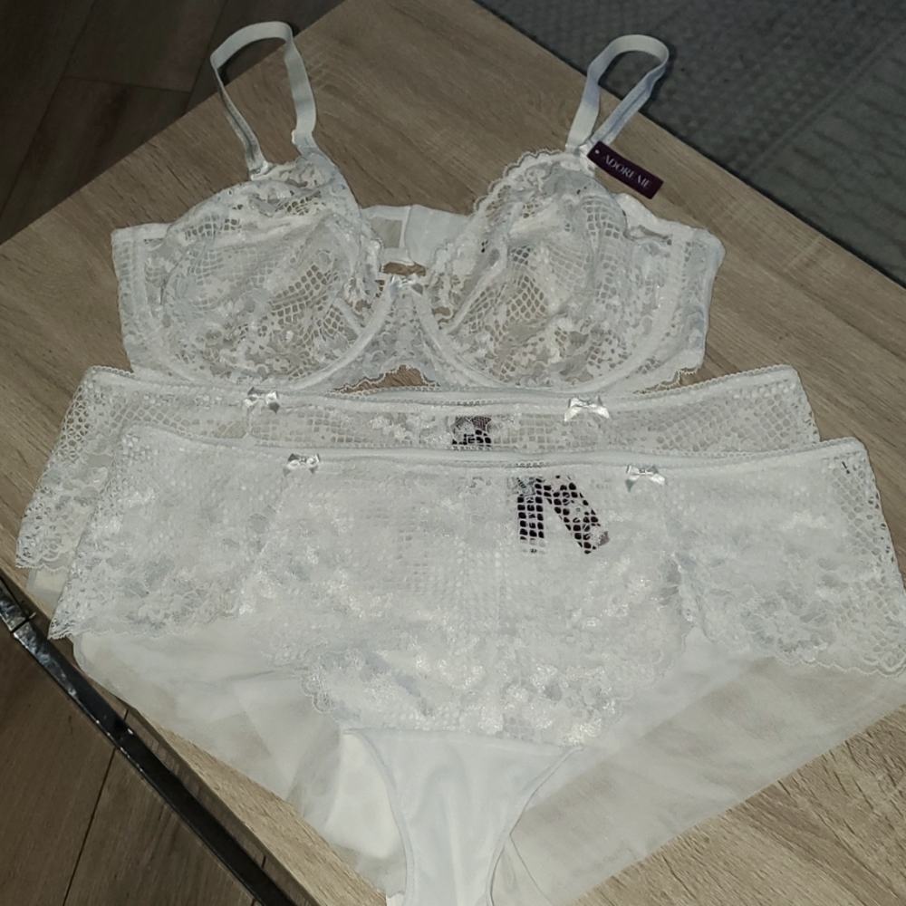 SOLD NWT Adore Me lingerie  set with 2 pairs of underwear. 42DD.
